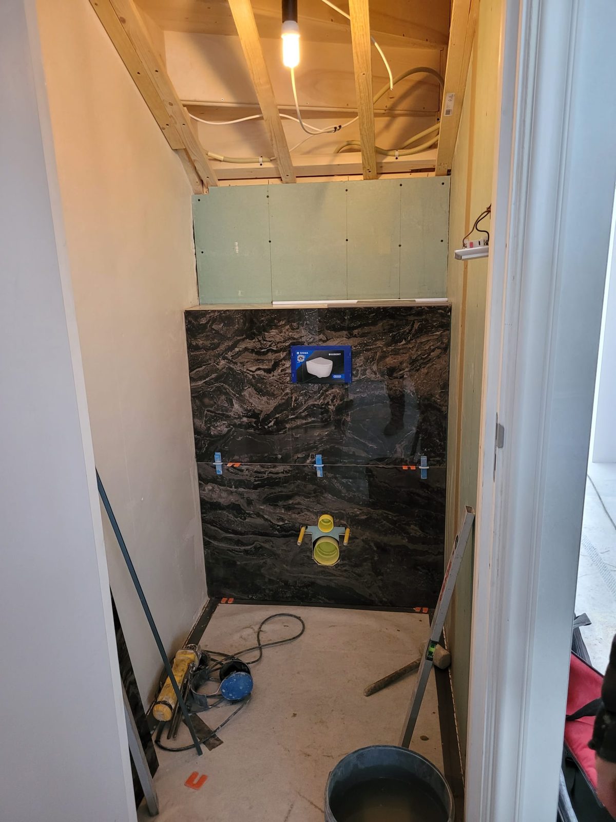 Toilet boven in aanbouw met marmeren wandplaat