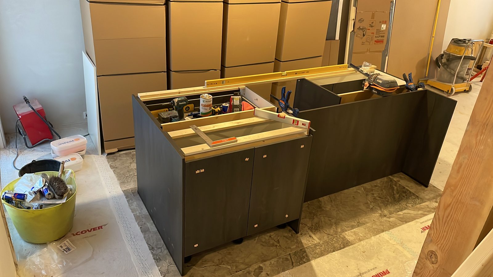 Montage van een keukeneiland met gereedschap en waterpas