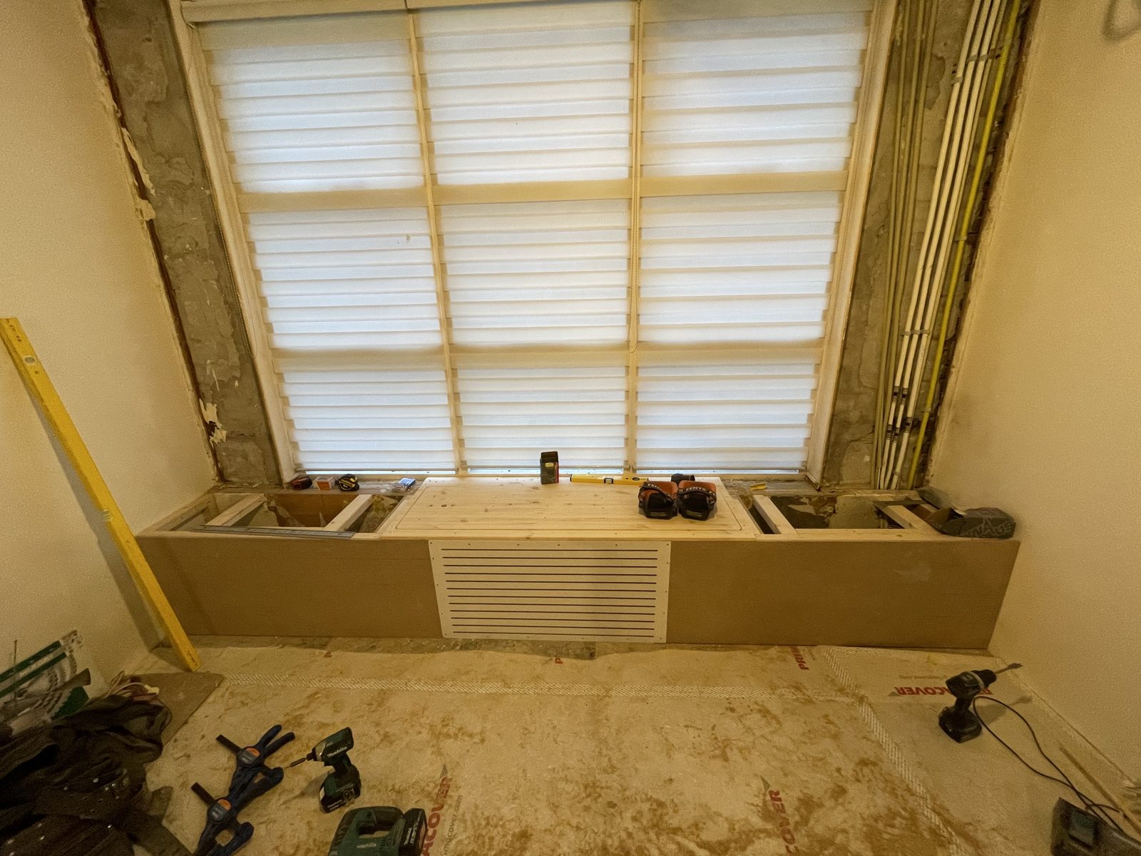 Maatwerk radiator- en vensterbankombouw in aanbouw
