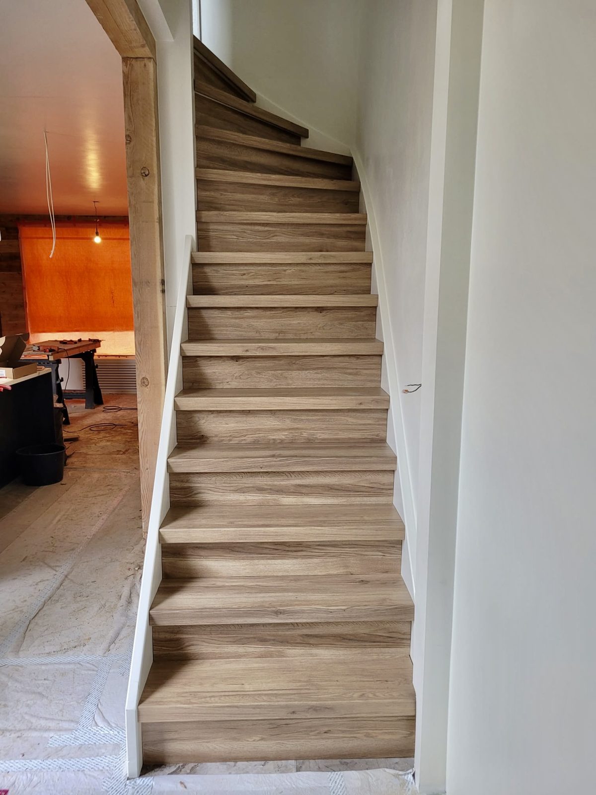 Na de verbouwing: nieuwe houten trap, volledig afgewerkt