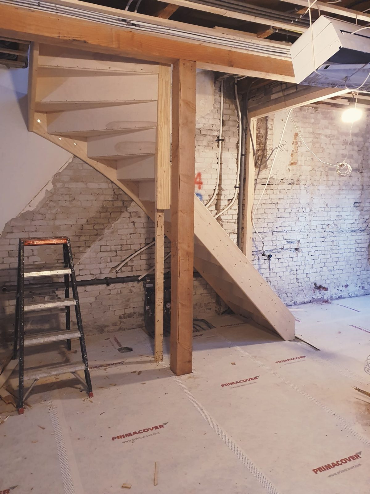 Trapconstructie in aanbouw, nog kaal metselwerk