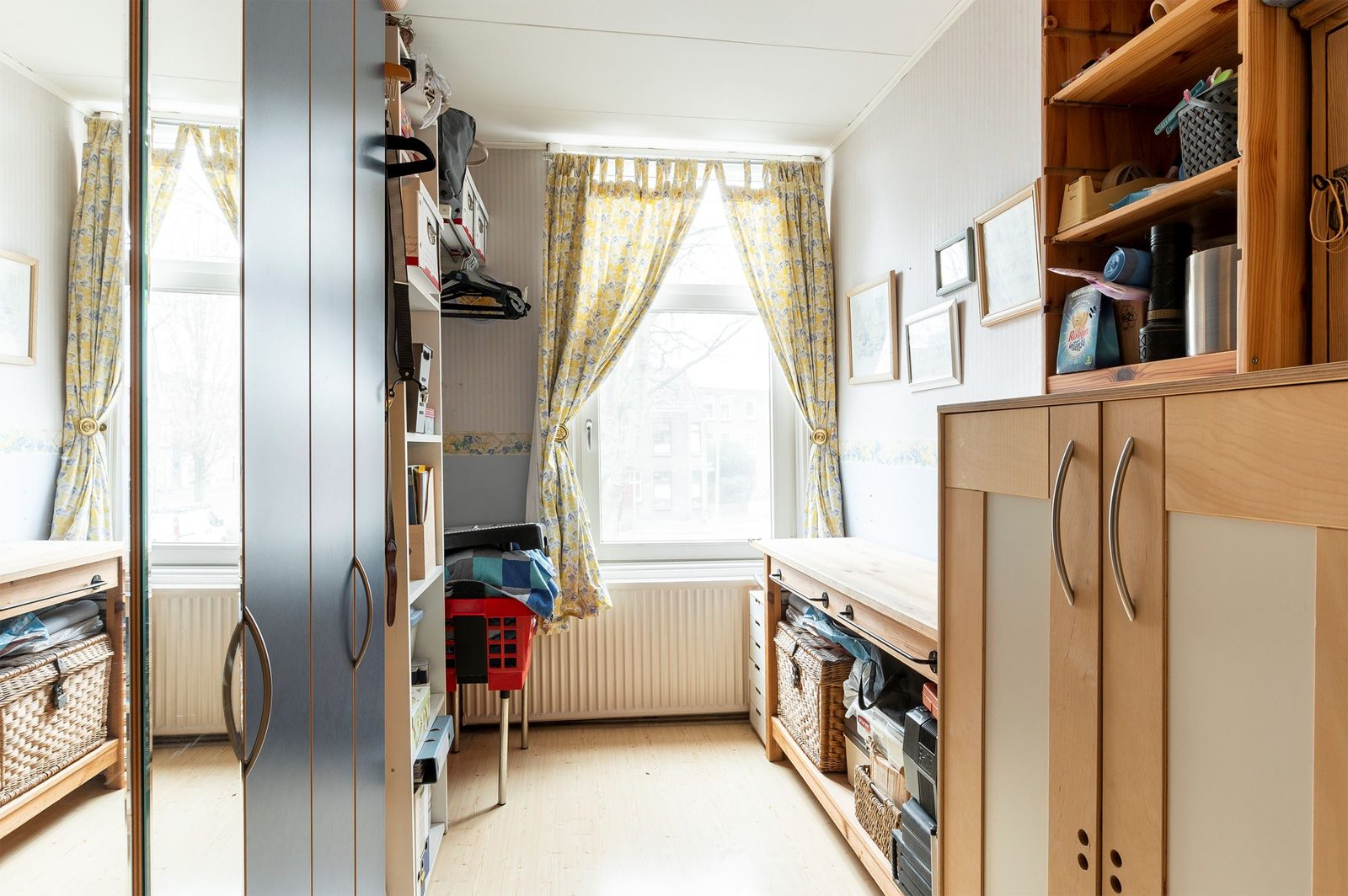 Gedateerde woonkamer voor de verbouwing, makelaarsfoto